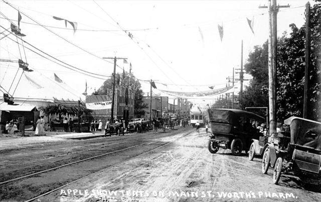 apple_show_main_st.jpg